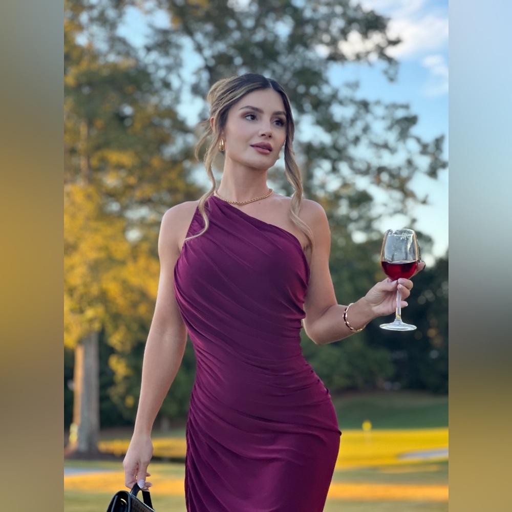 DIANA GOWN
Norma Kamali
Color: Plum | Worn Once ✨
